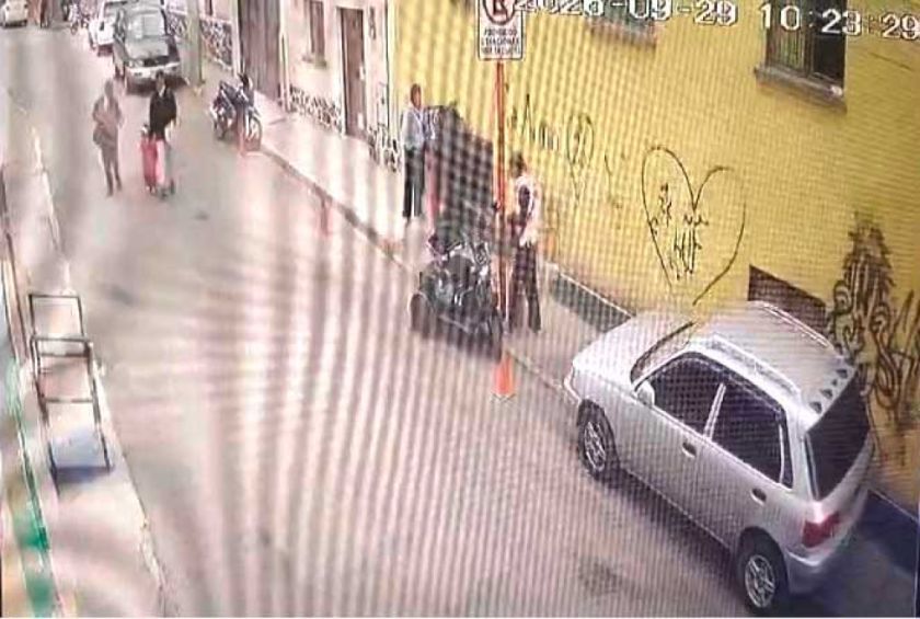 Presunto ebrio abandona motocicleta eléctrica al ser sorprendido robando