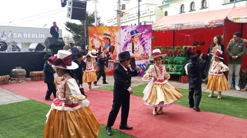 Bolivia rinde homenaje a la cueca, la danza que expresa su diversidad cultural