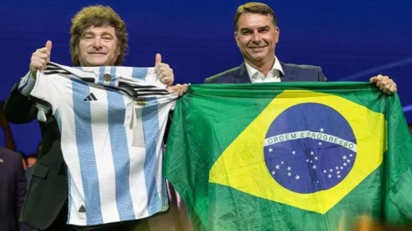 Milei felicita a Flávio Bolsonaro por su ventaja sobre Lula en la primera vuelta en Brasil