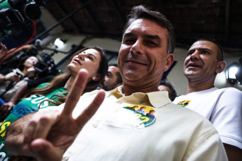Flávio Bolsonaro dice que su victoria en primera vuelta muestra que Brasil quiere cambio