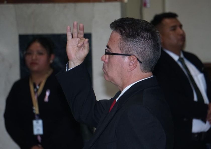 Asamblea posesiona a José Armando Urioste como fiscal general interino