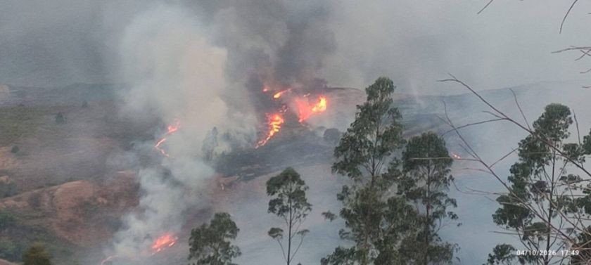 Cochabamba: Defensa Civil moviliza a las FFAA y envía un helicóptero para sofocar incendios