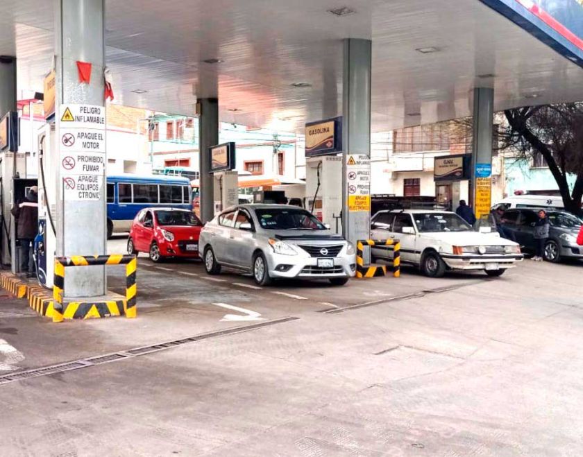 Suspenden servicio de carga de gasolina a autos que acumulan el producto