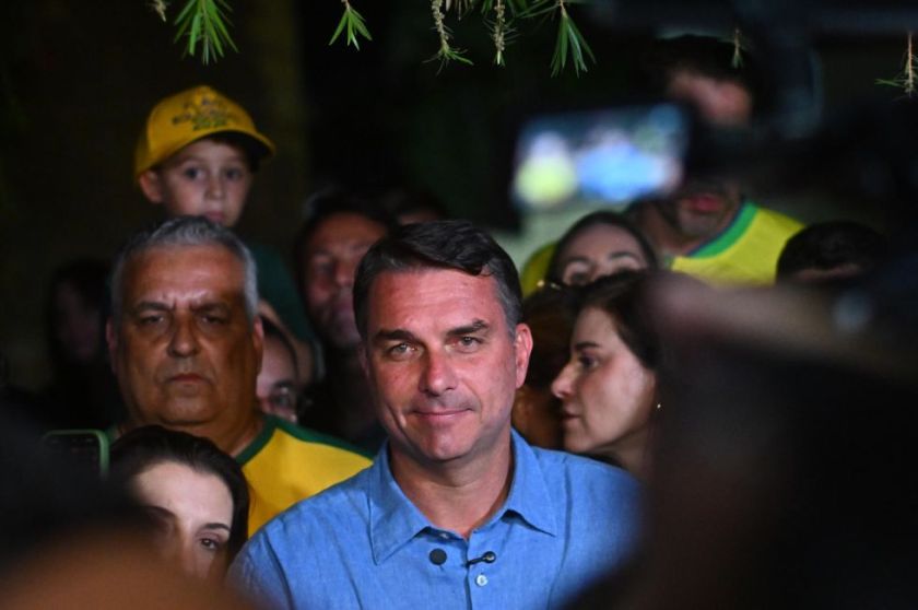 Flávio Bolsonaro suma el apoyo de candidato conservador que obtuvo el 2,18 % de los votos