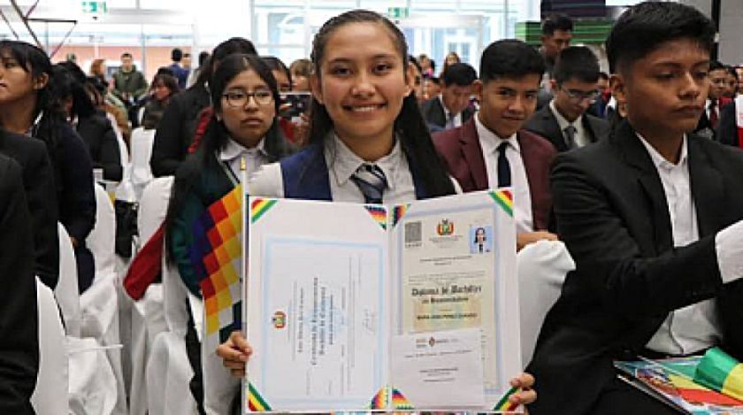 Gobierno oficializa el título de bachiller gratuito y digital para este 2026
