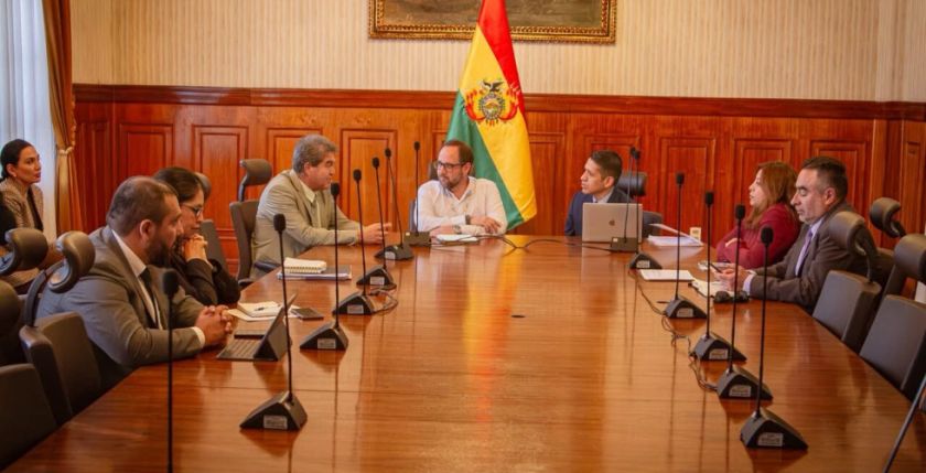 Cancillería y privados coordinan acciones ante exportaciones de madera boliviana en Chile