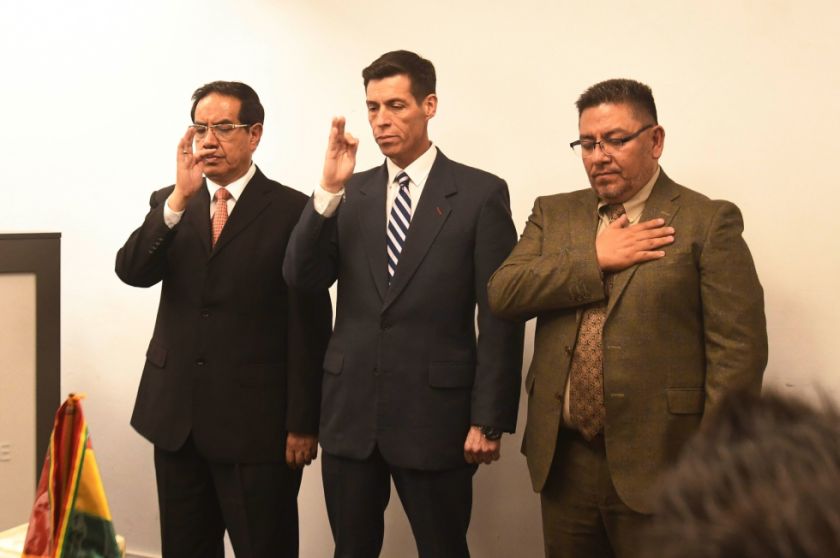 Marco Antonio Oviedo posesiona a tres viceministros 