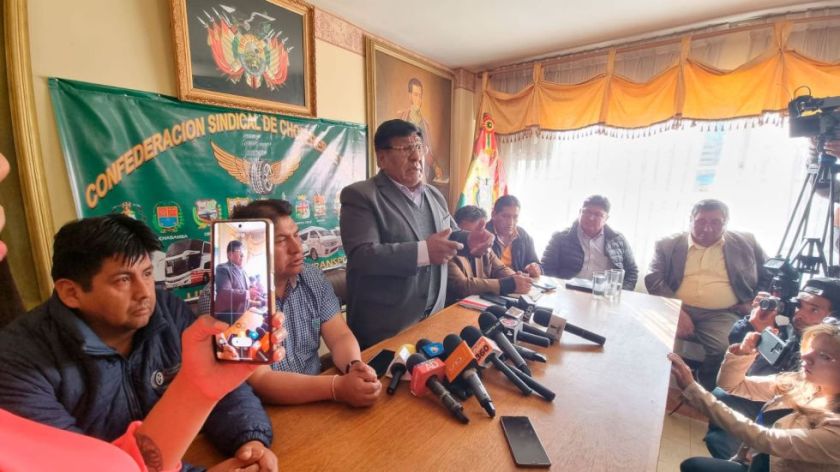 Choferes piden la renuncia del director de la ATT 