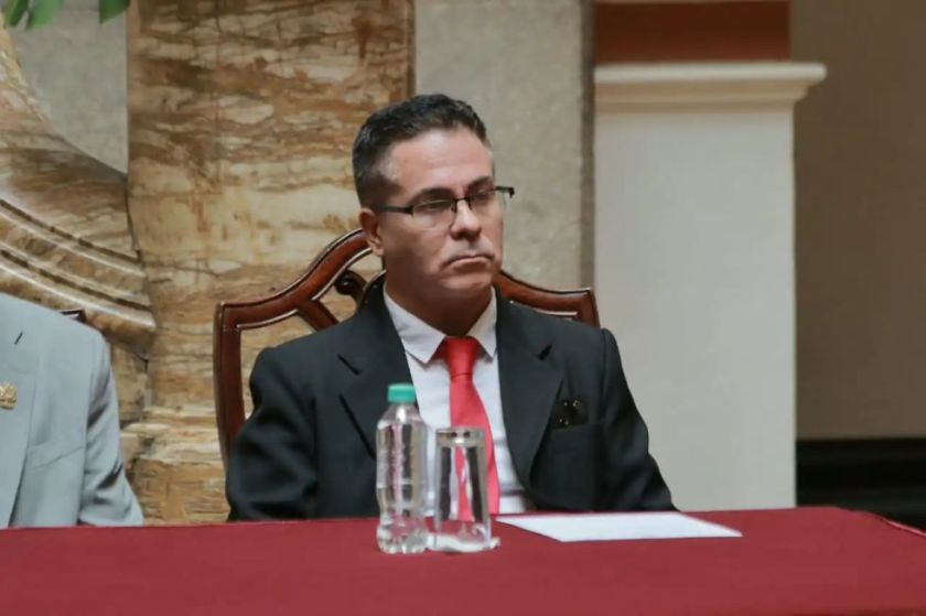 Edmand Lara le pide al fiscal general interino información sobre su postulación