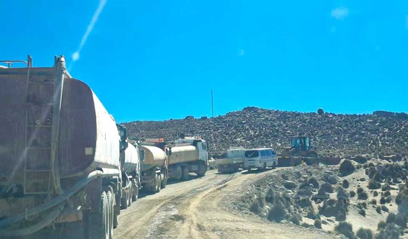 Cisternas extraen agua de  lagunas para abastecer a  los ingenios mineros    