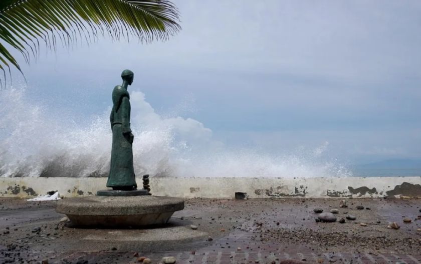El huracán Simón cambia de trayectoria y permanecerá más tiempo frente a las costas del Pacífico