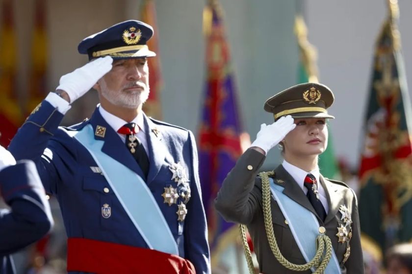 España: Arranca el desfile del 12 de octubre con abucheos a Sánchez en plena precampaña electoral