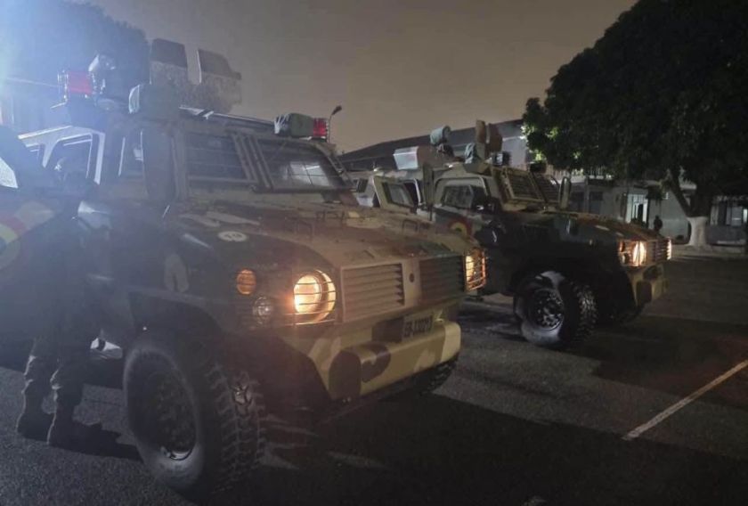 Militares refuerzan patrullajes con tanquetas en Santa Cruz tras atr^co a una joyería