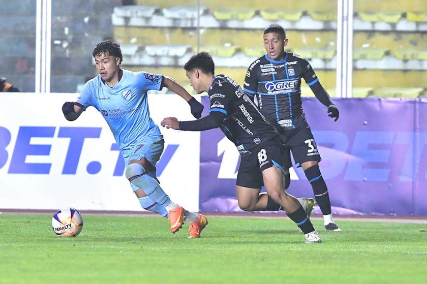 Bolívar duerme como líder del campeonato