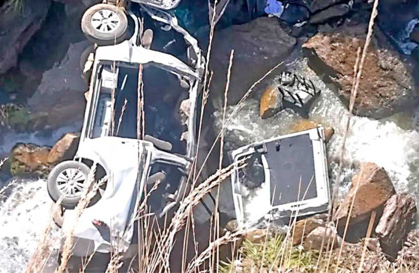 Accidente de minibús deja 10 muertos en los Yungas
