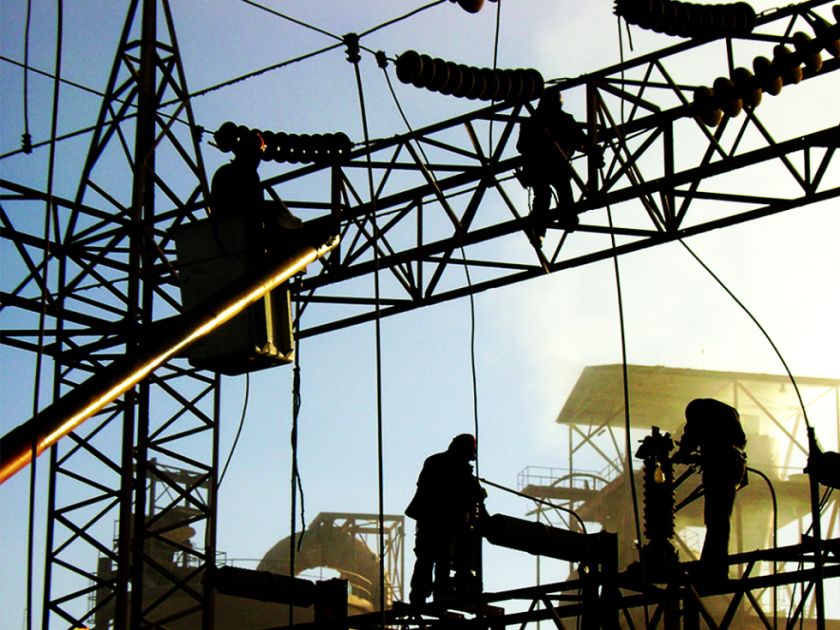 Gobierno dice que el decreto no establece un alza de tarifas eléctricas, sino que busca evitar variaciones