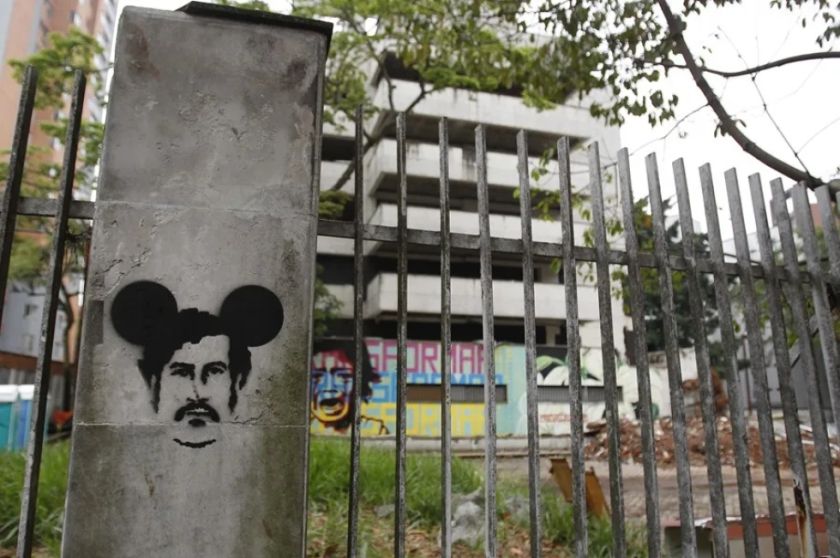 Demuelen una casa de Pablo Escobar en Medellín que supuestamente se usaba para hacer «satanismo»