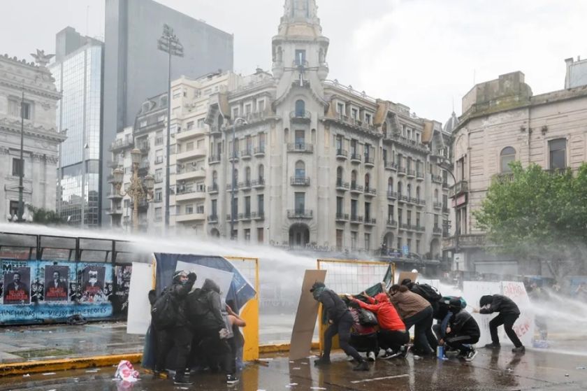 La policía reprime una masiva manifestación contra Milei en Buenos Aires