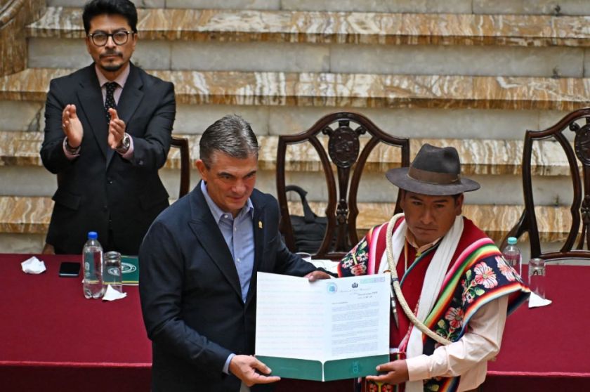 Rodrigo Paz entrega personería jurídica a los Ayllus en Paz en Potosí y Oruro