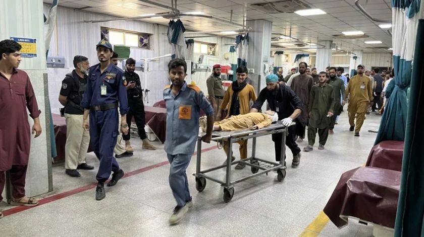 Derrumbe del techo de una escuela en Pakistán deja 28 niños m*ertos