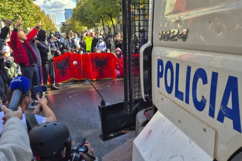 Protestas en Albania: nuevos choques con la Policía al rodear los manifestantes la sede del Gobierno