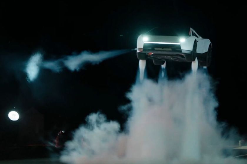 Tesla presenta un coche capaz de volar y acelerar de 0 a 100 en menos de un segundo