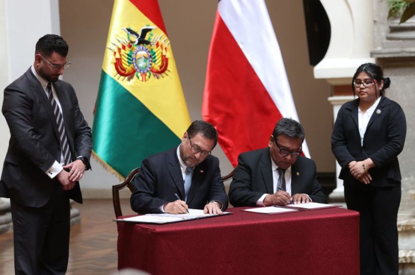 Bolivia y Chile sellan cinco acuerdos para impulsar cooperación bilateral