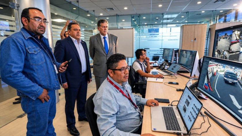 Ministro de Hidrocarburos inspecciona el Centro de Monitoreo Nacional de YPFB