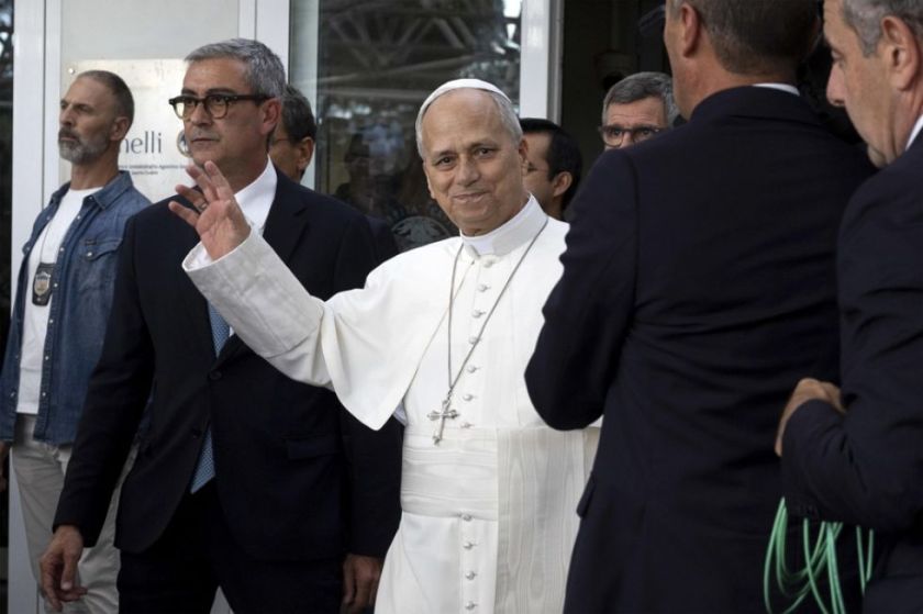 León XIV sale del hospital y regresa al Vaticano tras su operación por un tumor pulmonar