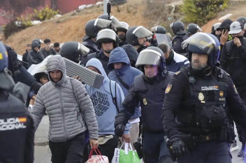 España: La Policía desmantela los asentamientos de migrantes más numerosos en Ceuta