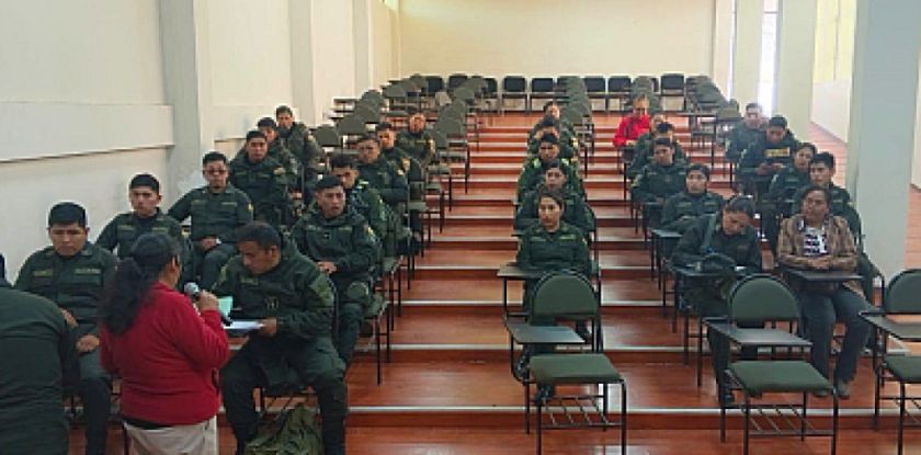 Personal policial de Potosí recibe formación de Lengua de Señas Boliviana