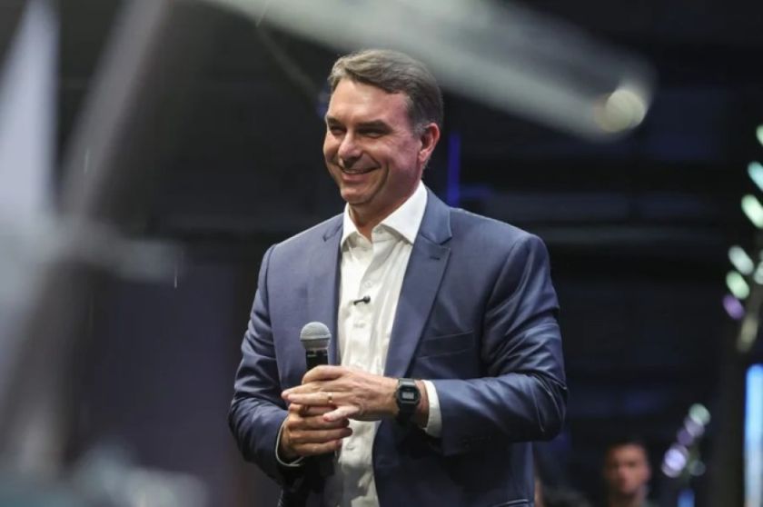 Flavio Bolsonaro se compromete a no intentar la reelección en Brasil si gana