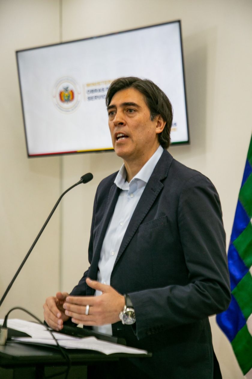 Ministro Zamora confirma el inicio de operaciones de Ecojet en el aeropuerto de Potosí