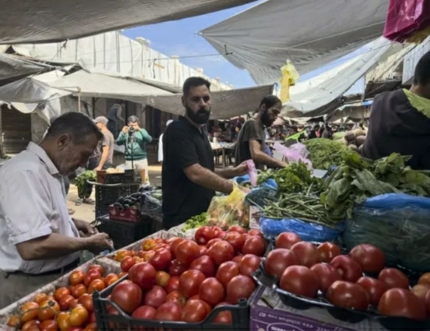 Reportan que hay precios elevados  y bolsillos vacíos en los mercados de Gaza tras el corte de mercancías