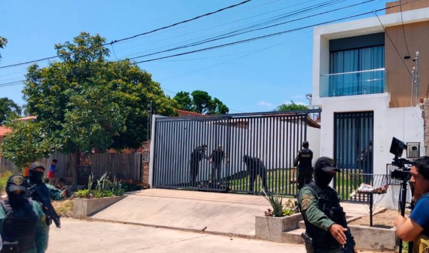 Santa Cruz: Dos extranjeros fallecen por un ataque @rm>do en una vivienda