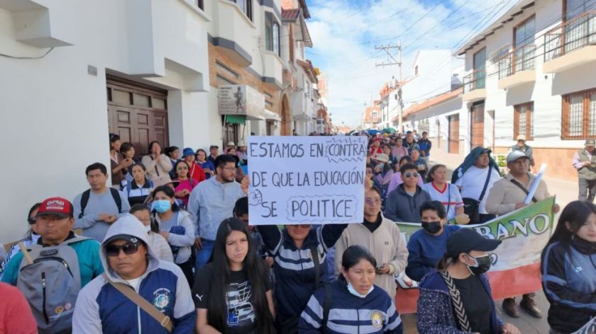Sucre: Maestros denuncian gasificación policial y la detención de uno de sus colegas