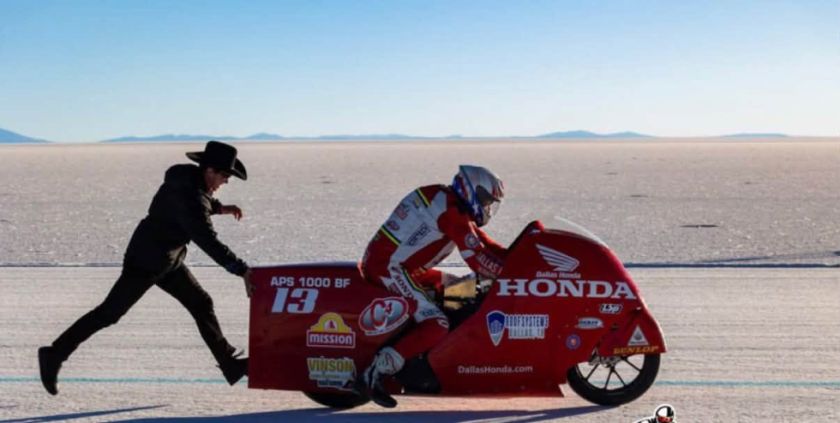 El Salar de Uyuni es escenario de competencia internacional de velocidad