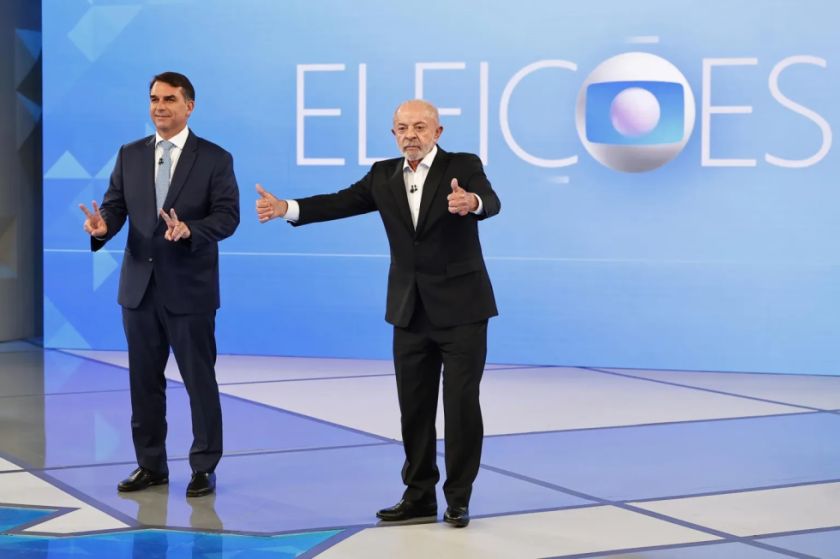 El presidente de Brasil y candidato a la reelección, Luiz Inácio Lula da Silva (d), y el candidato de la oposición Flávio Bolsonaro. 