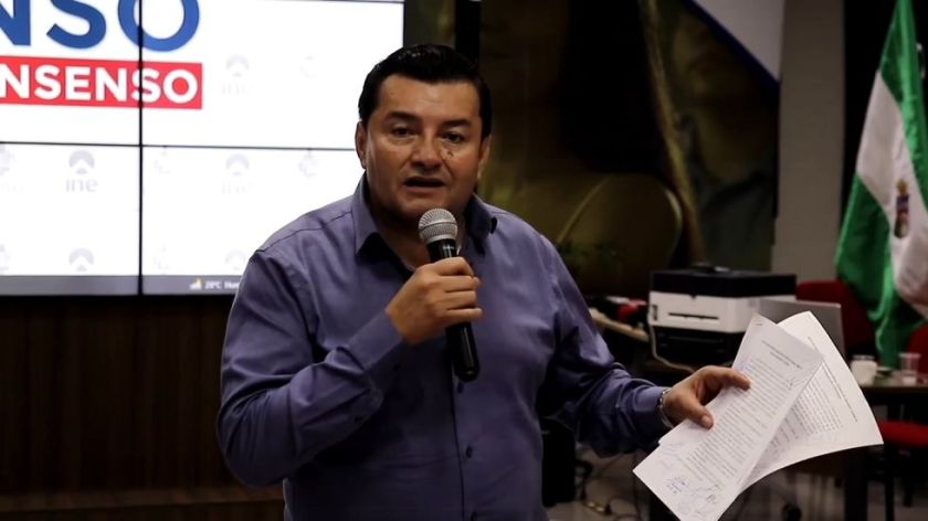 Declaran en rebeldía y emiten orden de aprehensión contra Jhonny Fernández