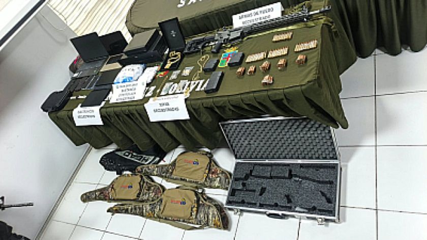 Policía presenta armas, municiones y joyas secuestradas tras balacera en Concepción