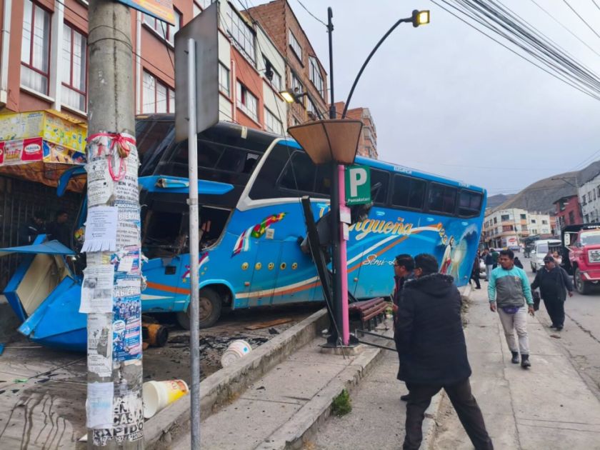 La Paz: Bus choca contra un kiosco y una parada del PumaKatari en Villa El Carmen