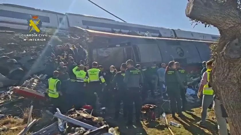 Un testigo del accidente: «Las vías están partidas por completo»