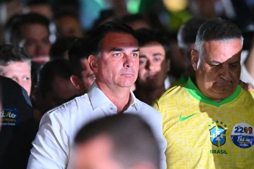 Flávio Bolsonaro aterriza en Miami procedente de Argentina