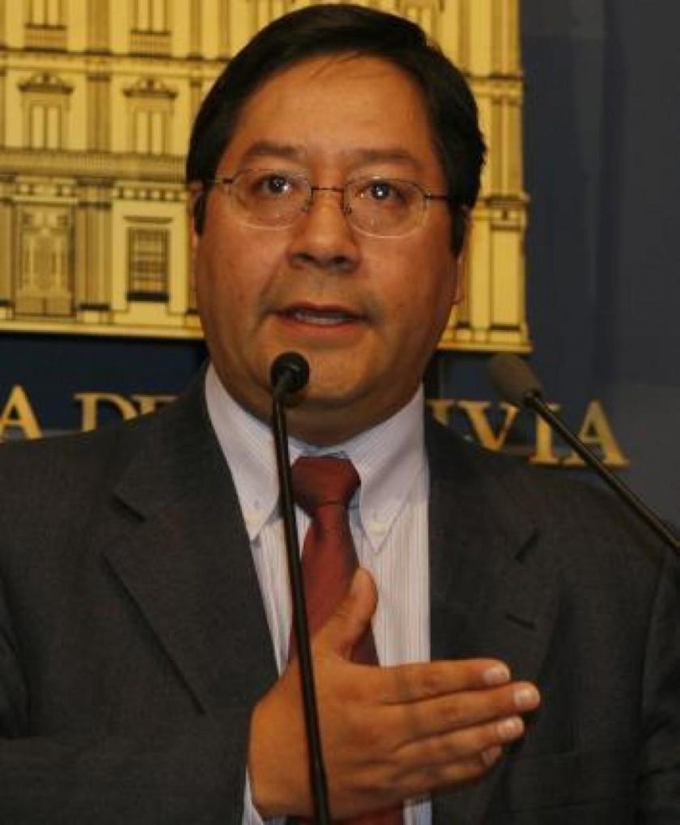 El ministro Luis Arce espera las cifras oficiales del INE para garantizar el beneficio de doble aguinaldo.