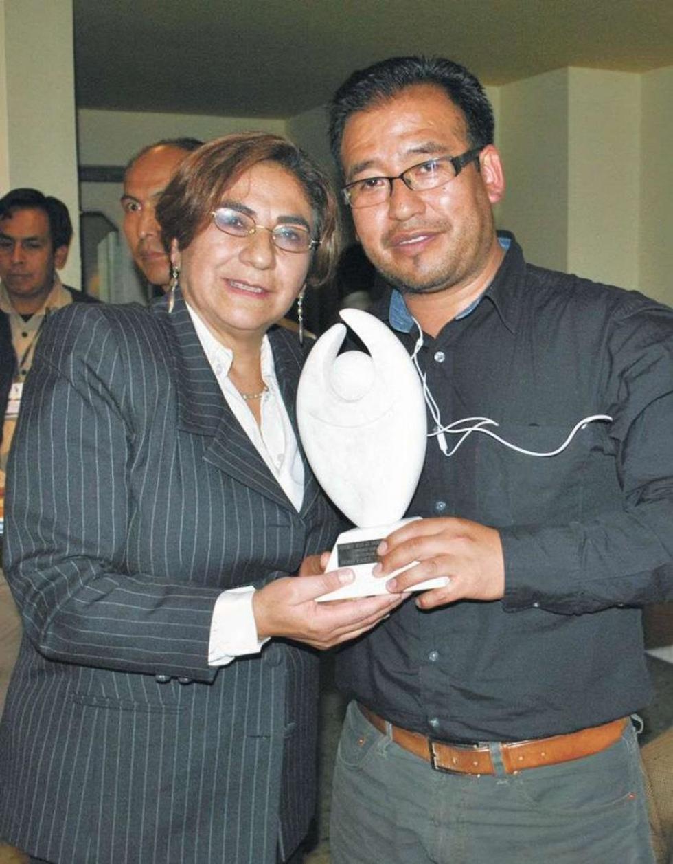 Amalia Pando junto a Andrés Gómez quien también dejó su cargo en Erbol.