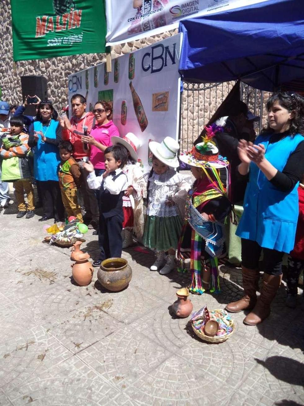 Los niños animaron la fiesta de la comida.