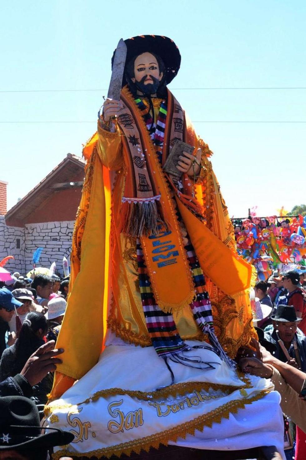 San Bartolomé sale en procesión.