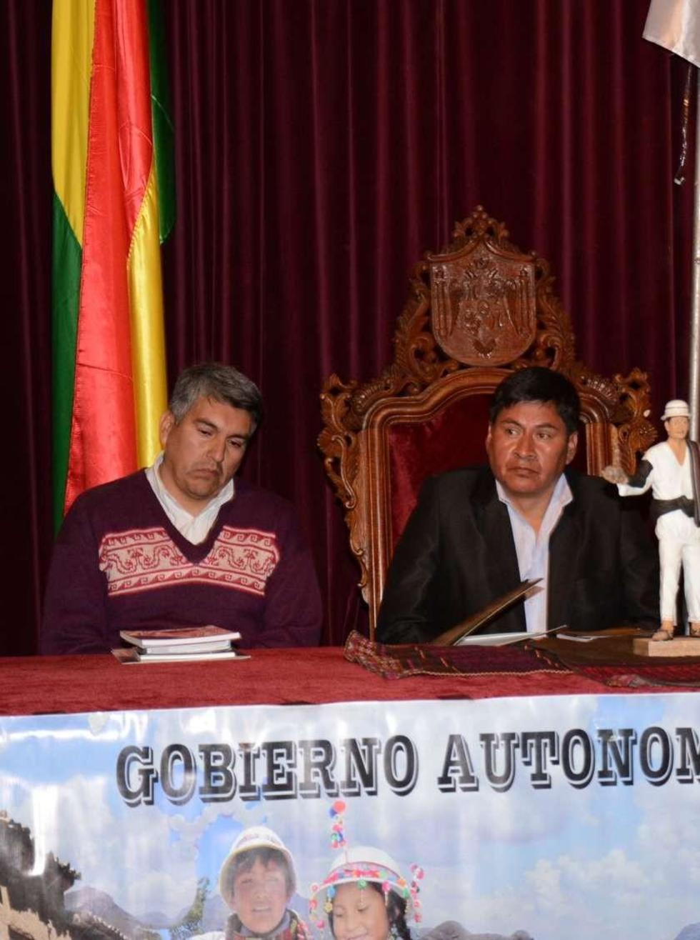 En el acto de presentación participó el gobernador Juan Carlos Cejas (d).