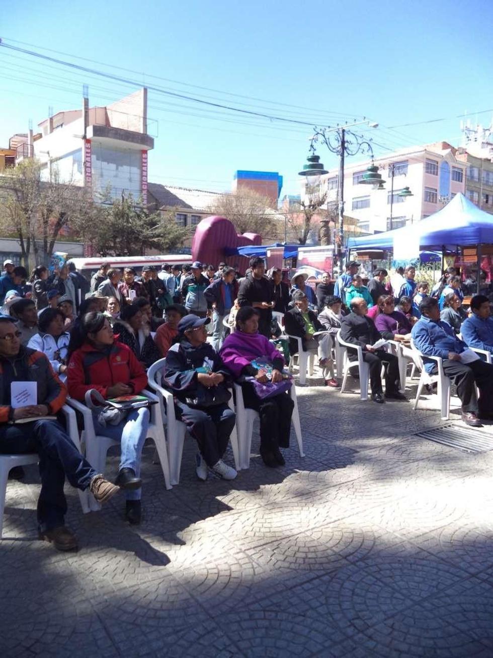 Muchos interesados en el proyecto estudieron en el lanzamiento.