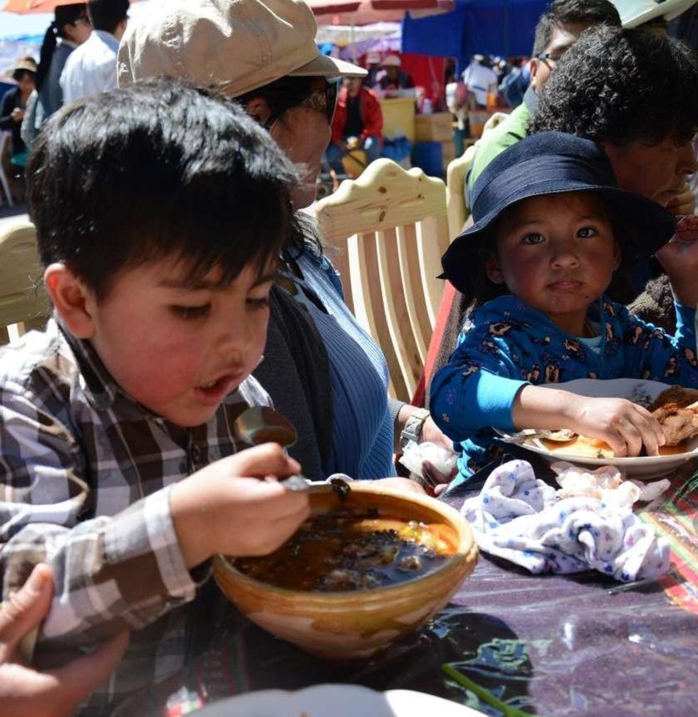 Los niños también saborearon la variedad de la cocina potosina.